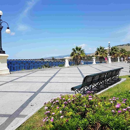 76 Avenue Suites Wi-Fi - Shuttle Reggio di Calabria Bagian luar foto
