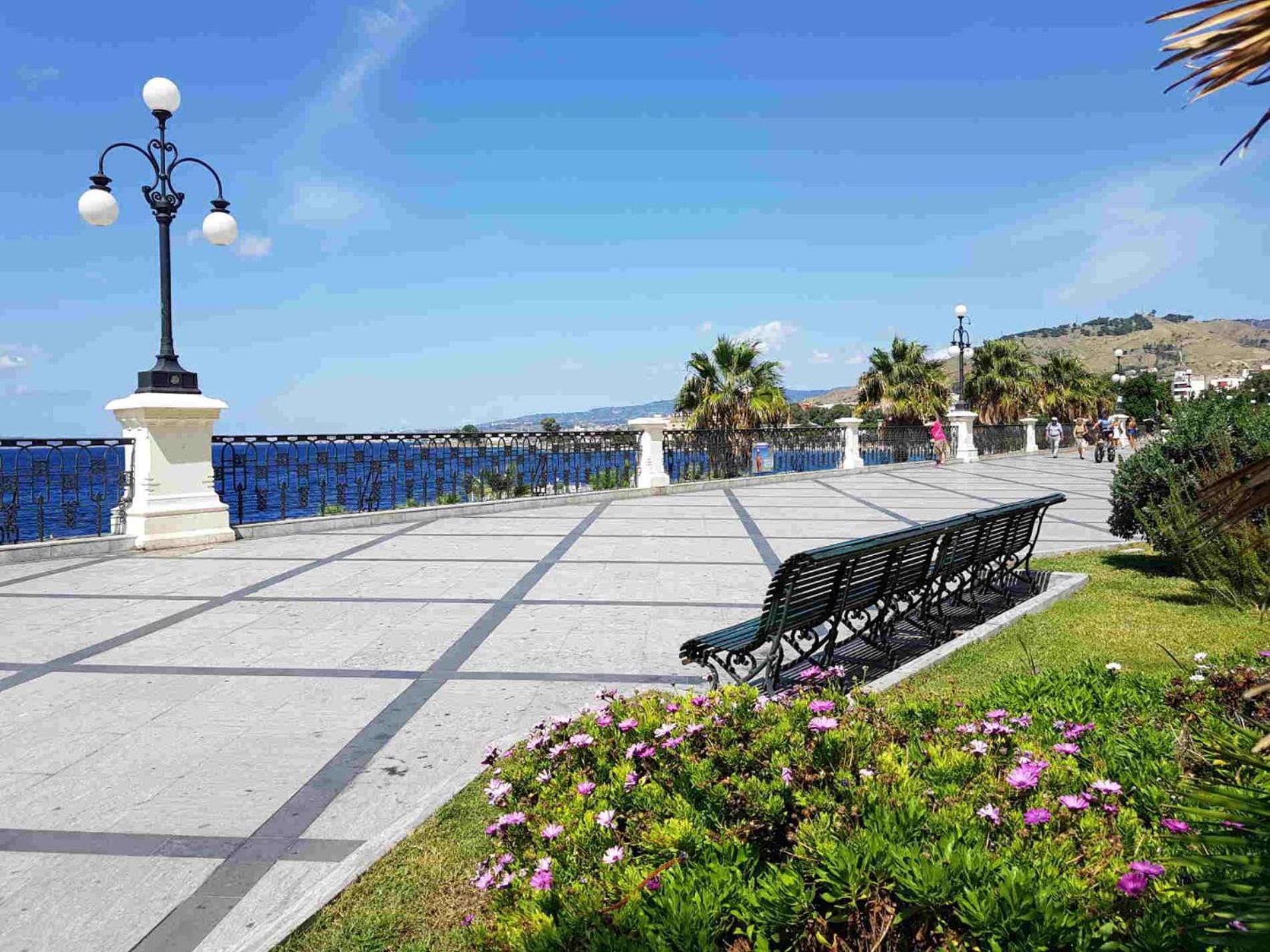 76 Avenue Suites Wi-Fi - Shuttle Reggio di Calabria Bagian luar foto