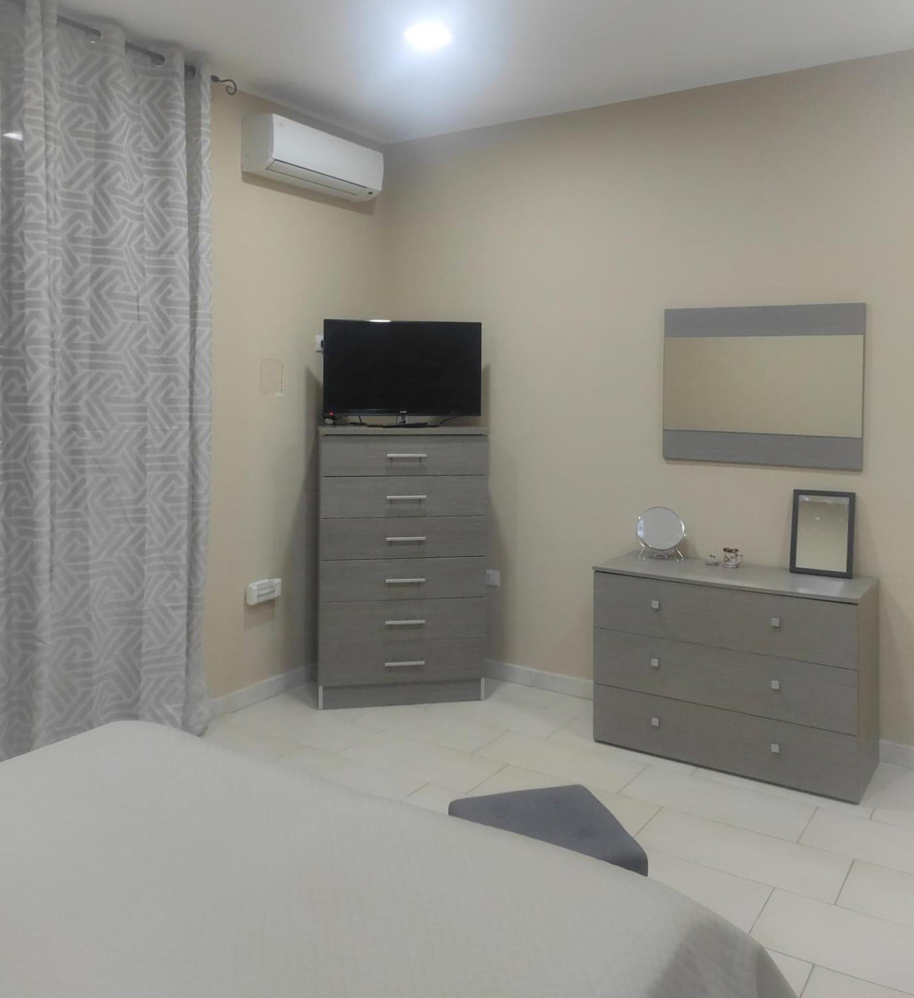 76 Avenue Suites Wi-Fi - Shuttle Reggio di Calabria Bagian luar foto